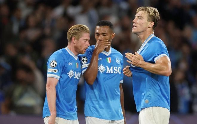 斯卡洛尼戴白手套递交世界杯，因凡蒂诺为仪式错误公开道歉